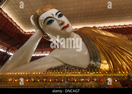 Liegende Buddha-Statue am Chauk Htat Gyi Pagode in Yangon Stockfoto