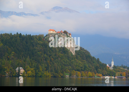 Das 11. Jahrhundert, die Burg von Bled auf einer Klippe mit Blick auf die Gletscher See Bled, Bled, Slowenische Kurort, Slowenien Stockfoto