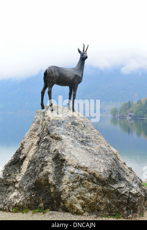 Goldenes Horn Chamoisstatue am See am Bohinjer See der größte permanente Natursee im Triglav Nationalpark, Slowenien Stockfoto