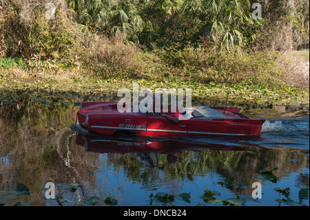 Amphicar Auto in Richtung Lake Griffin am Haines Creek in Leesburg, Florida USA Stockfoto