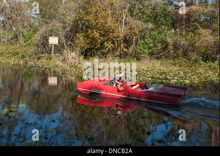 Amphicar Auto in Richtung Lake Griffin am Haines Creek in Leesburg, Florida USA Stockfoto