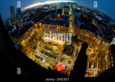 Manchesters deutschen Weihnachtsmarkt in Albert Square UK Stockfoto