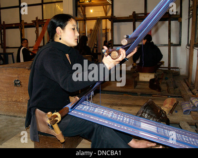 Eine junge Mutter am Webstuhl, Tibetan Arts Center, Gangtok, Sikkim Stockfoto