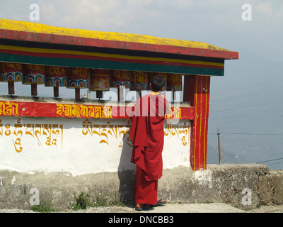 Ein Mönch dreht eine Gebetsmühle, Sikkim Stockfoto