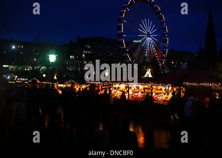 Edinburgh, UK. 22. Dezember 2013. Späten Shopper genießen Sie den Weihnachtsmarkt in Princes Street, Edinburgh. Bildnachweis: ALAN OLIVER/Alamy Live-Nachrichten Stockfoto