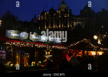 Edinburgh, UK. 22. Dezember 2013. Späten Shopper genießen Sie den Weihnachtsmarkt in Princes Street, Edinburgh. Bildnachweis: ALAN OLIVER/Alamy Live-Nachrichten Stockfoto