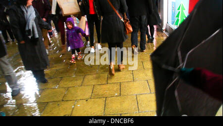 Edinburgh, UK. 22. Dezember 2013. Späten Shopper genießen Sie den Weihnachtsmarkt in Princes Street, Edinburgh. Bildnachweis: ALAN OLIVER/Alamy Live-Nachrichten Stockfoto