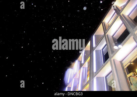 Edinburgh, UK. 22. Dezember 2013. Schnee beginnt zu fallen auf späten Shopper in Edinburgh Princes Street. Bildnachweis: ALAN OLIVER/Alamy Live-Nachrichten Stockfoto