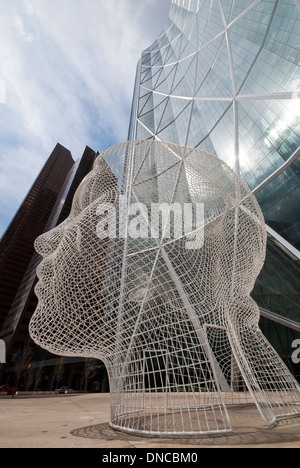 Ein zwölf Meter Draht Skulptur eines jungen Mädchens Kopf von spanischen Künstlers Jaume Plensa vor Calgary Bogen Gebäude stehen. Stockfoto