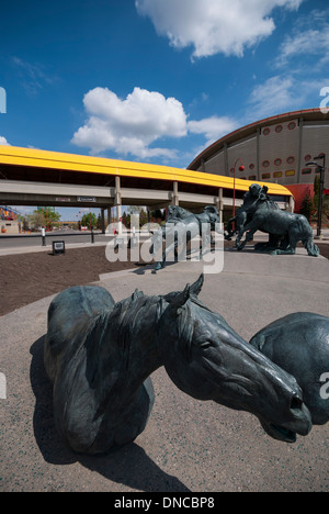 "Von den Banken des Bogens' ist eine ehrgeizige skulpturale Installation auf dem Calgary Stampede Gelände in Calgary Alberta Kanada Stockfoto