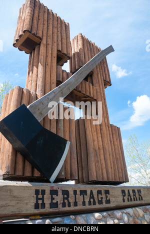 Die große Axt und Buchstaben "H" am Eingang zum Heritage Park, ein historisches Dorf unter dem Motto Sehenswürdigkeit in Calgary Alberta Kanada Stockfoto