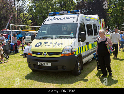 St John Ambulance Teilnahme an einem öffentlichen Steam Rally, Abergavenny, Wales, UK Stockfoto