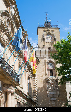 Uhr und Glocke Turm neben das Rathaus in Aix-En-Provence, Frankreich, Europa Stockfoto