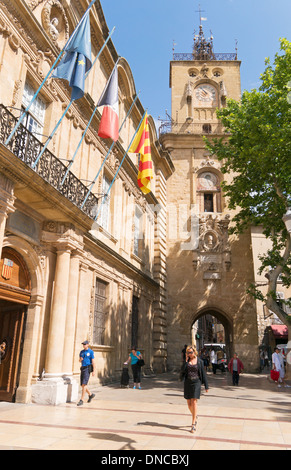 Frau zu Fuß vorbei an dem Hotel de Ville oder Rathaus in Aix-En-Provence, Frankreich, Europa Stockfoto