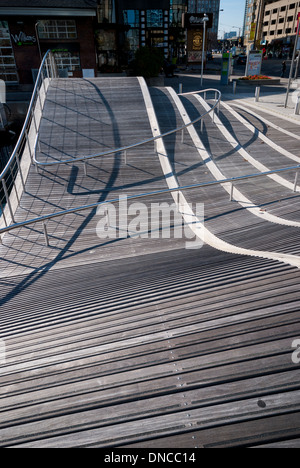 Der simcoe wave Deck, ein Experiment in den städtischen Kunst und Design gestaltete die Bewegung des Toronto Ontario See widerspiegeln Stockfoto