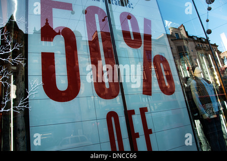 London. Weihnachten 2013. Einkaufen. Vertrieb. Melden Sie sich an Schaufenster sagen 50 % Rabatt ". Stockfoto