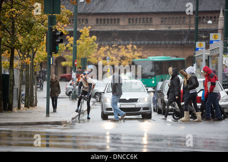 Fahrzeuge für Pendler, die Straße überqueren Stockfoto