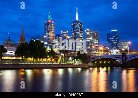 Skyline von Melbourne, von Southbank in Richtung Princes Bridge in Victoria, Australien Stockfoto