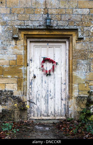 Historische Cotswold Cottage willkommen Ring mit peeling bemalten Tür, Cotswolds, Gloucestershire, England, UK Stockfoto