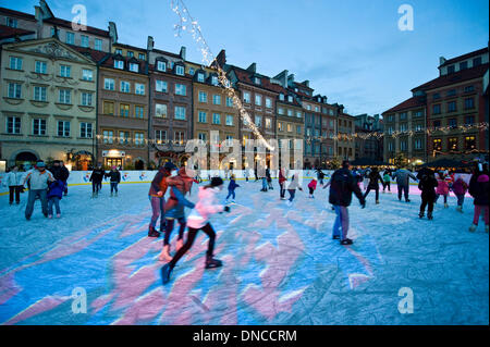 Warschau, Polen. 22. Dezember 2013. Kein Schnee und begrenzte Straßendekoration prognostiziert weniger lebhaft Weihnachtsstimmung in der Hauptstadt Polens. Eine neue Attraktion ist eine Eisbahn in der Altstädter Ring, ansonsten traditionell gefüllt mit Essen und Handwerk Ständen. Bildnachweis: Henryk Kotowski/Alamy Live-Nachrichten Stockfoto