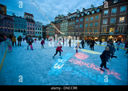 Warschau, Polen. 22. Dezember 2013. Kein Schnee und begrenzte Straßendekoration prognostiziert weniger lebhaft Weihnachtsstimmung in der Hauptstadt Polens. Eine neue Attraktion ist eine Eisbahn in der Altstädter Ring, ansonsten traditionell gefüllt mit Essen und Handwerk Ständen. Bildnachweis: Henryk Kotowski/Alamy Live-Nachrichten Stockfoto