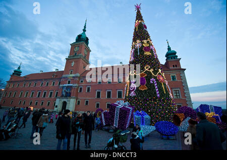 Warschau, Polen. 22. Dezember 2013. Kein Schnee und begrenzte Straßendekoration prognostiziert weniger lebhaft Weihnachtsstimmung in der Hauptstadt Polens. Eine neue Attraktion ist eine Eisbahn in der Altstädter Ring, ansonsten traditionell gefüllt mit Essen und Handwerk Ständen. Bildnachweis: Henryk Kotowski/Alamy Live-Nachrichten Stockfoto