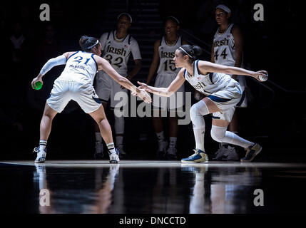 South Bend, Indiana, USA. 22. Dezember 2013. 22. Dezember 2013: Notre Dame Wache Kayla McBride (21) und Notre Dame vorwärts Natalie Achonwa (11) während Spieler Einführungen vor NCAA Basketball Spiel Action zwischen den Notre Dame Fighting Irish und die Central Michigan Chippewas Purcell Pavillon im Joyce Center in South Bend, Indiana. Notre Dame besiegte Central Michigan 106-72. © Csm/Alamy Live-Nachrichten Stockfoto
