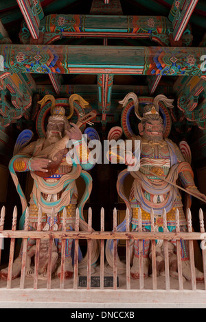 Buddhistische Tempel Wächter Holzfiguren im Bulguksa, UNESCO-Weltkulturerbe - Gyeongju, Südkorea Stockfoto