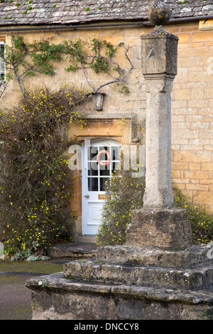 Sonnenuhr auf mittelalterliche Kreuz in Cotswold Dorf Stanton, England, UK Stockfoto