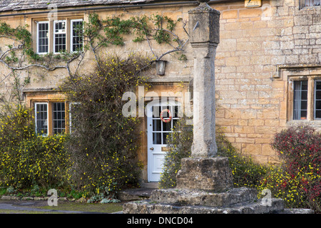 Sonnenuhr auf mittelalterliche Kreuz in Cotswold Dorf Stanton, England, UK Stockfoto