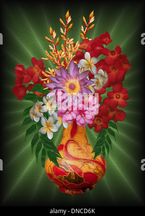Einzigartige Floristik mit Frangipanis und rot, rosa und lila Blüten in kunstvollen hand gestaltete Vase gegen dunkelgrünen Hintergrund Stockfoto
