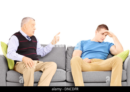 Vater seinen Sohn auf ein modernes Sofa sitzend Rügens Stockfoto