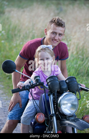 Polnische Teen jungen Motorradfahrer geben Fahrt zu aufgeregt Nachbarin Alter 18 und 5. Zawady Zentralpolen Stockfoto