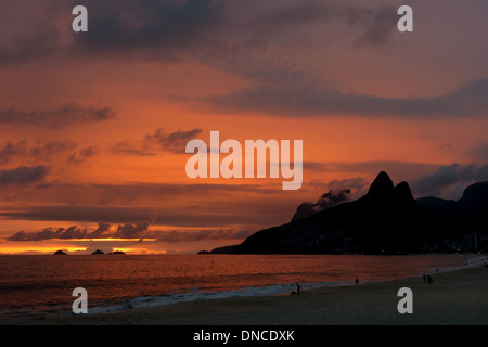 Sonnenuntergang von Arpoador Beach gesehen. Rio De Janeiro, Brasilien. Stockfoto