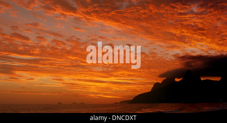 Sonnenuntergang von Arpoador Beach gesehen. Rio De Janeiro, Brasilien. Stockfoto