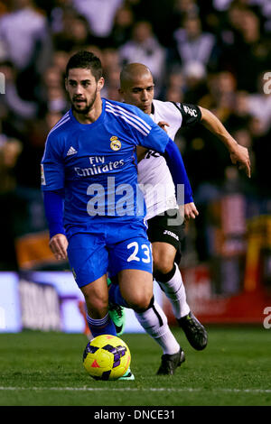 I22.12.2013 Valencia, Spanien. Mittelfeldspieler Isco von Real Madrid (L) wird während der La Liga-Spiel zwischen Valencia und Real Madrid im Mestalla-Stadion, Valencia durch Mittelfeldspieler Sofiane Feghouli von Valencia CF herausgefordert. Stockfoto