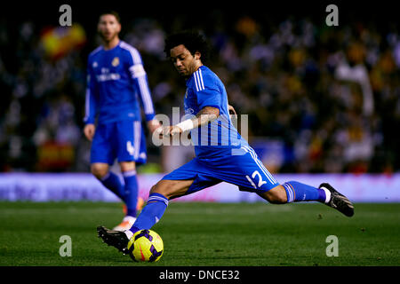 Valencia, Spanien. 22. Dezember 2013. Verteidiger Marcelo Vieira von Real Madrid schießt während der La Liga-Spiel zwischen Valencia und Real Madrid im Mestalla-Stadion, Valencia-Credit: Action Plus Sport/Alamy Live News Stockfoto