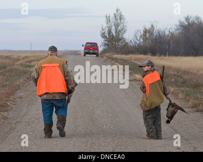 Opa und Enkel auf der Jagd Stockfoto