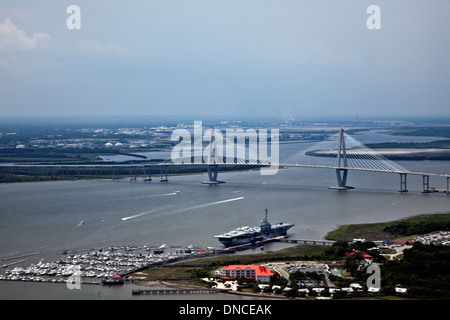 Luftaufnahme der Brücke Ravanel und USS Yorktown in Charleston, SC Stockfoto