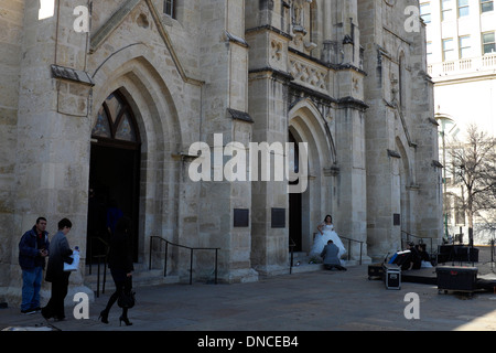 Braut außerhalb der Kathedrale von San Fernando in San Antonio, Texas Stockfoto