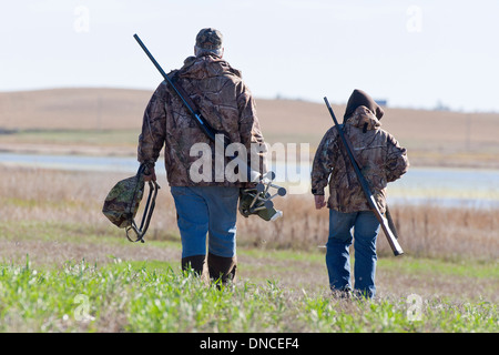 Opa und Enkel auf der Jagd Stockfoto