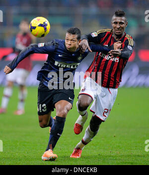 Mailand, Italien. 23. Dezember 2013. Inter Mailand Fredy Guarin (L) wetteifert mit Milanss Kevin Constant in die italienische Serie A Fußballspiel in Mailand, Italien, 22. Dezember 2013. Bildnachweis: Alberto Lingria/Xinhua/Alamy Live-Nachrichten Stockfoto
