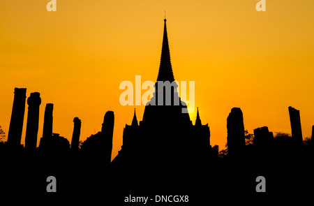 Pagode am Tempel Wat Phra Sri Sanphet in der Dämmerung, Ayutthaya, Thailand Stockfoto