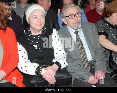 Berlin, Deutschland. 22. Dezember 2013. Boris Khodorkovsky, Vater des ehemaligen Leiters des Öl-Riesen Yukos, Mikhail Khodorkovsky und seine Mutter Marina auf Chodorkowskis Pressekonferenz am das Mauermuseum. Stockfoto