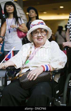 Bangkok, Thailand. 22. Dezember 2013. Eine ältere Demonstrant bei einer jüngsten Anti-Regierungs-Demonstration in der thailändischen Hauptstadt Bangkok.Photo: Thomas De Cian/NurPhoto Credit: Thomas De Cian/NurPhoto/ZUMAPRESS.com/Alamy Live News Stockfoto