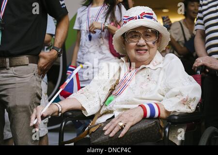 Bangkok, Thailand. 22. Dezember 2013. Eine ältere Demonstrant bei einer jüngsten Anti-Regierungs-Demonstration in der thailändischen Hauptstadt Bangkok.Photo: Thomas De Cian/NurPhoto Credit: Thomas De Cian/NurPhoto/ZUMAPRESS.com/Alamy Live News Stockfoto