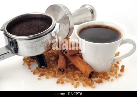 Kaffeetasse mit Filterhalter und Sabotage auf weißem Hintergrund Stockfoto