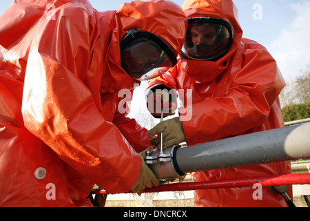 Feuer-Team spezialisiert auf chemische, biologische, radiologische und nukleare Verteidigung (CBRN-Verteidigung oder CBRND) Stockfoto