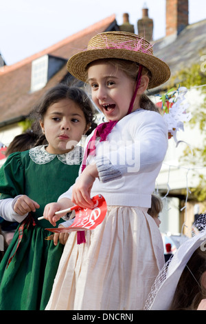 Dorfbewohner, für das Christmas Parade Buckingham England kleine Mädchen im viktorianischen Kleid und Hut Stockfoto