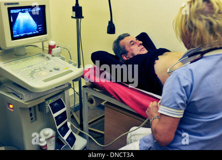 Die Arbeit von einem Fasmily Arzt in einer benachteiligten Gegend, da hier im Bezirk Dortmund Eving, die Praxis oft mit Aufgaben konfrontiert ist, die Fähigkeit zur balance erfordern. Das Lächeln muss erhalten bleiben, was das Team am Ende des Tages auch gelingen. | Stockfoto